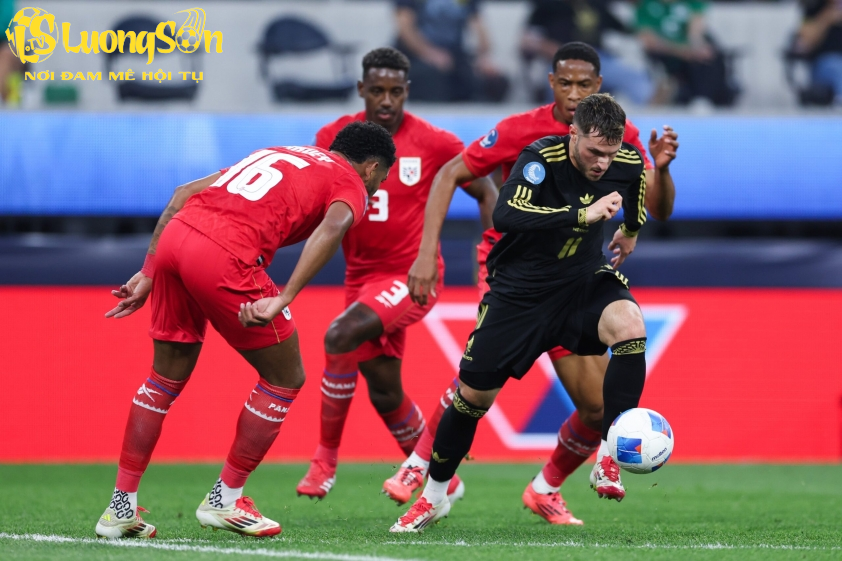 Tiền đạo đang khoác áo AC Milan – Gimenez (áo đen) là một trong những trụ cột của ĐT Mexico hiện tại. (Ảnh: Internet) Tiền đạo đang khoác áo AC Milan – Gimenez (áo đen) là một trong những trụ cột của ĐT Mexico hiện tại. (Ảnh: Internet)