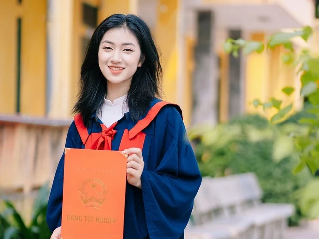 Tốt nghiệp 3 trường Đại Học lớn tại Việt Nam.